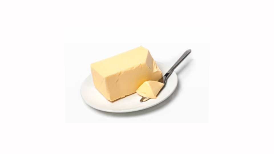 Сливочное масло птицам. Масло сливочное из коровьего молока. Масло сливочное из сливок коровьего молока. Сливочное масло из молока. Сливочное масло в упаковке.